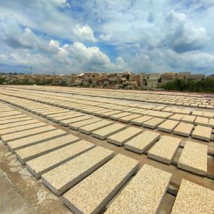 武汉 黄金麻花岗岩荔枝面地铺石防护中