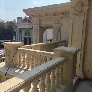 武汉 黄金麻别墅外墙干挂雕花配合阳台栏杆花瓶柱