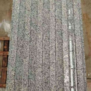 武汉 芝麻白花岗岩荔枝面雕刻盲道，盲条