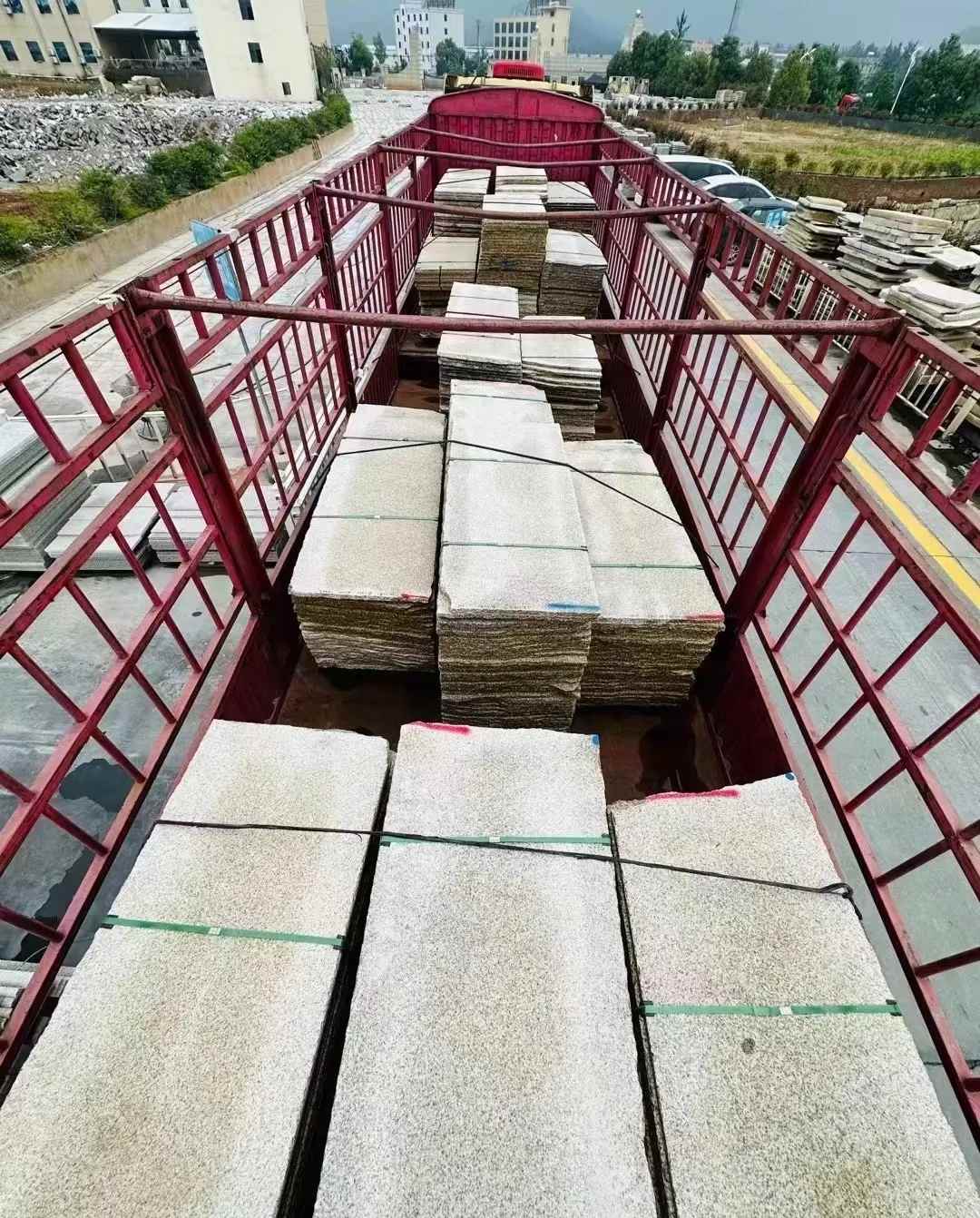 武汉 黄金麻花岗岩荔枝面，光面毛板装车完成