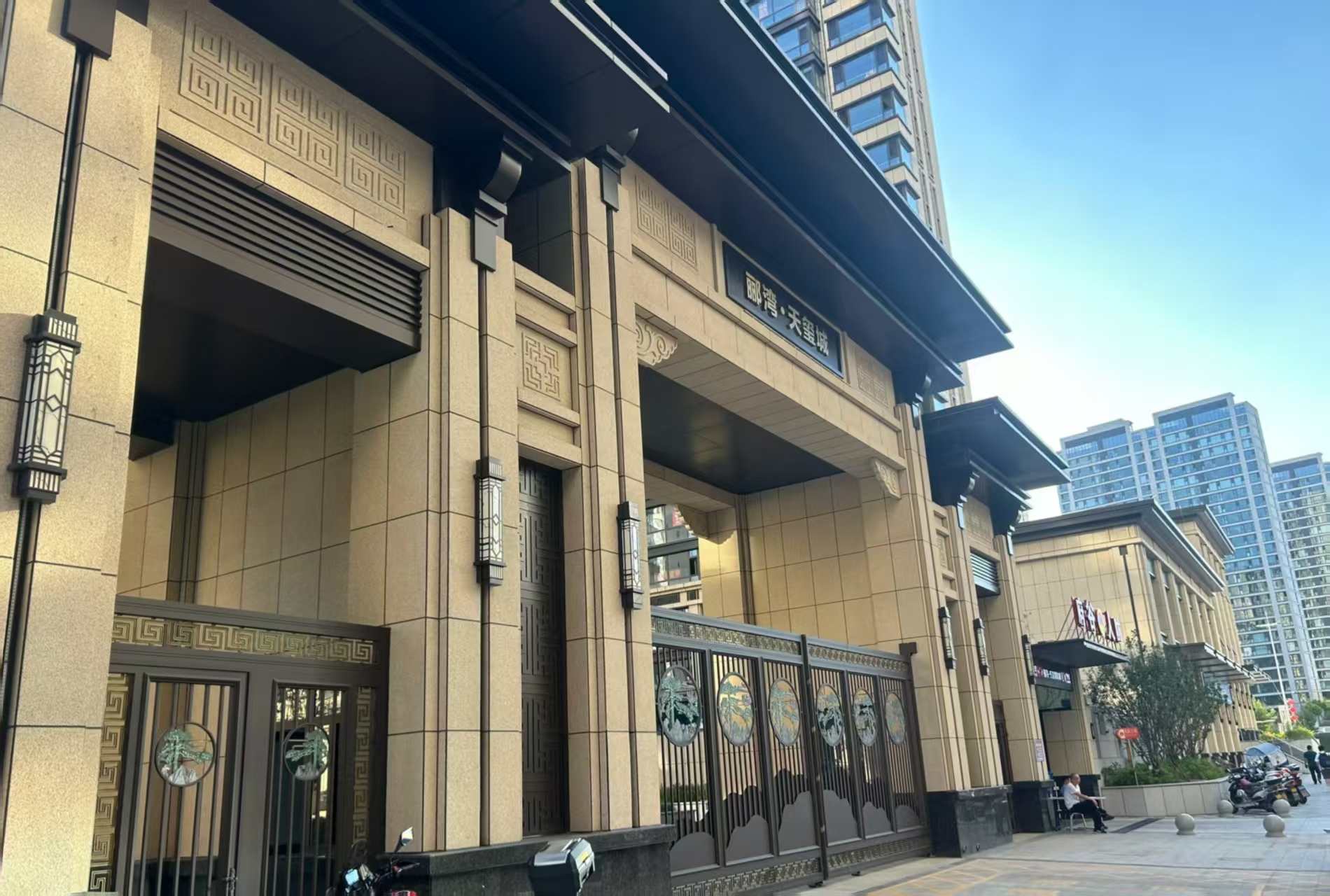 武汉 黄金麻花岗岩荔枝面小区门楼外墙干挂