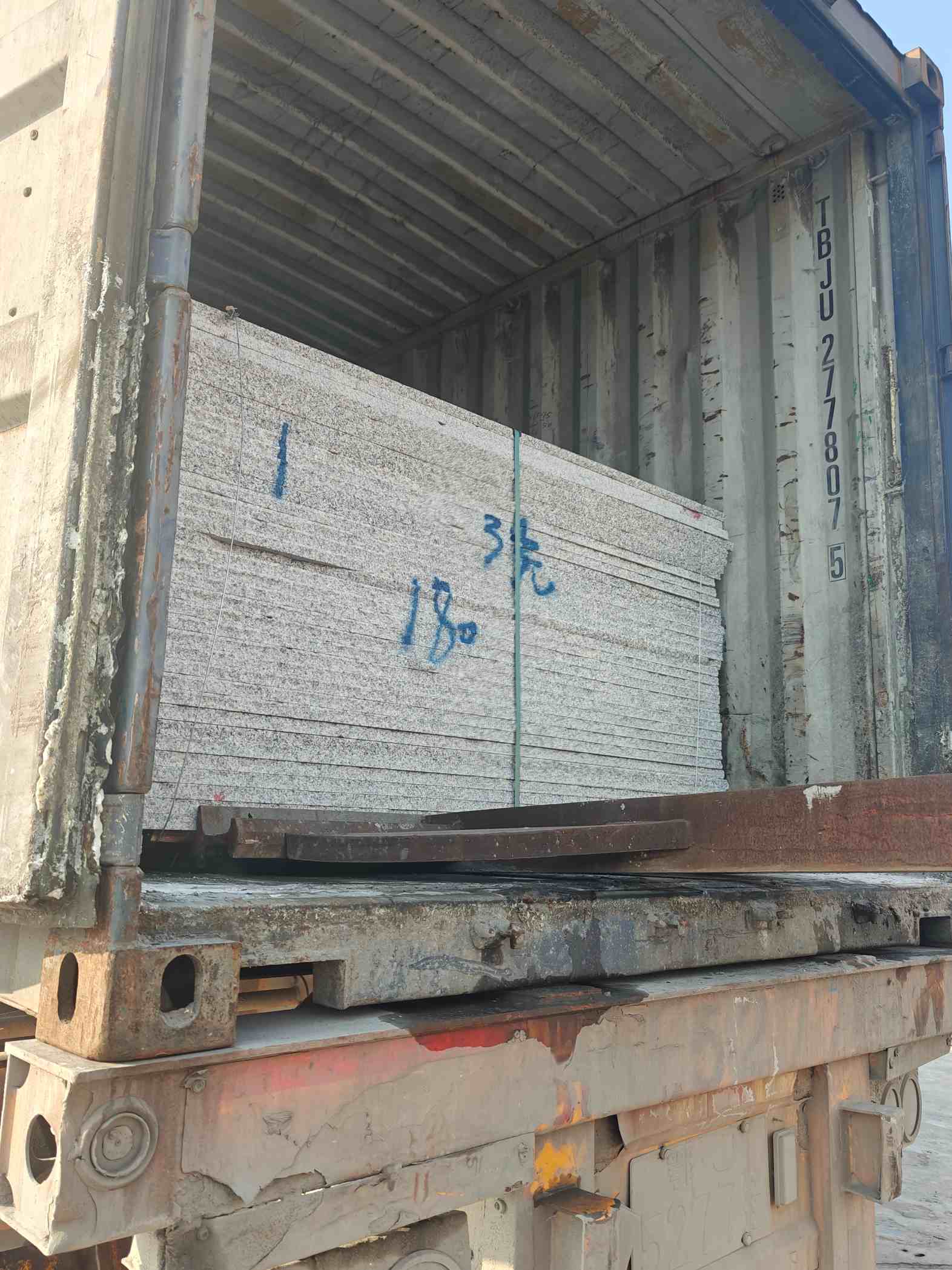 武汉 芝麻白花岗岩石材3.0公分光面毛板装柜出货