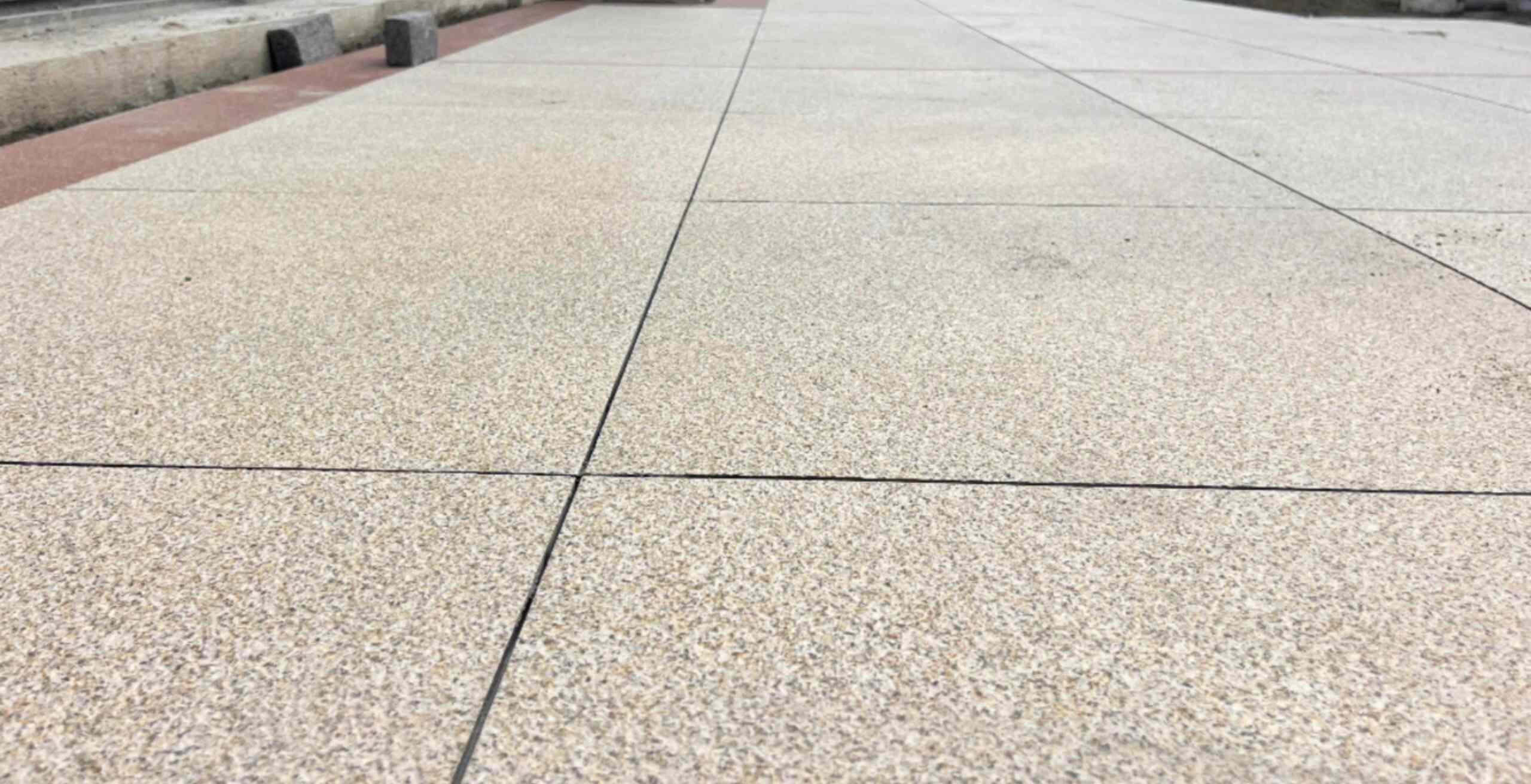 武汉 黄金麻花岗岩石板材荔枝面地面铺装效果