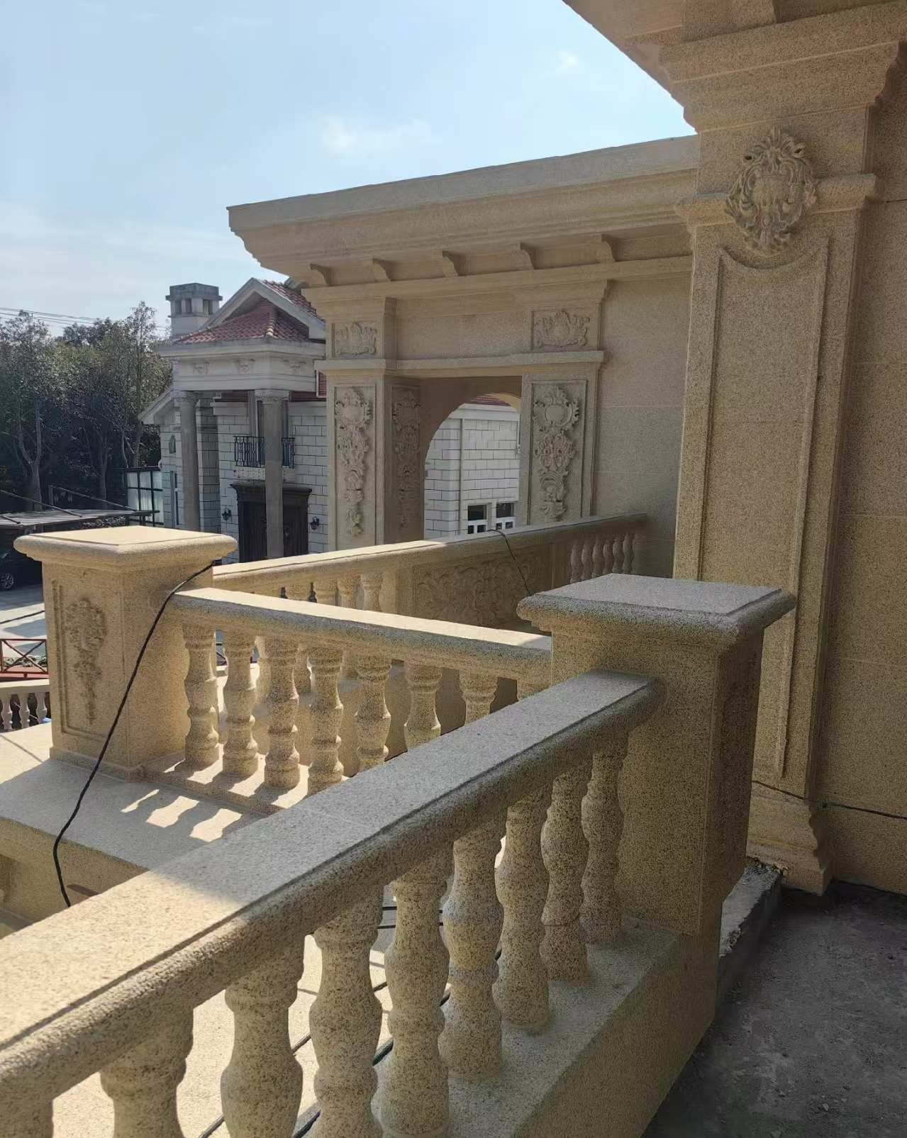 武汉 黄金麻别墅外墙干挂雕花配合阳台栏杆花瓶柱