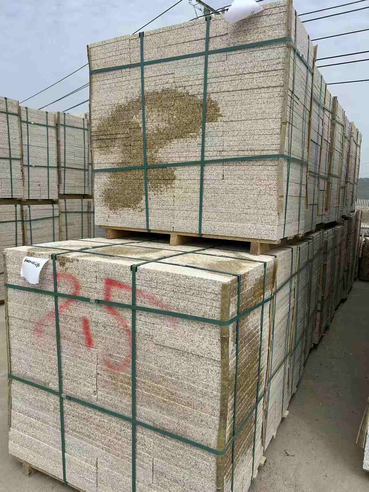 武汉 黄金麻花岗岩石材荔枝面地铺石2.5*300*600