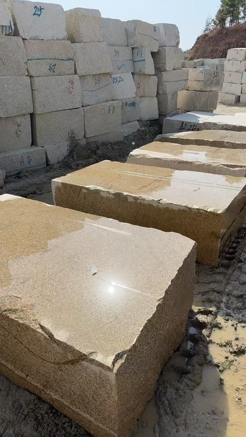 武汉 黄金麻方料堆场洗料分选中，原材料充足