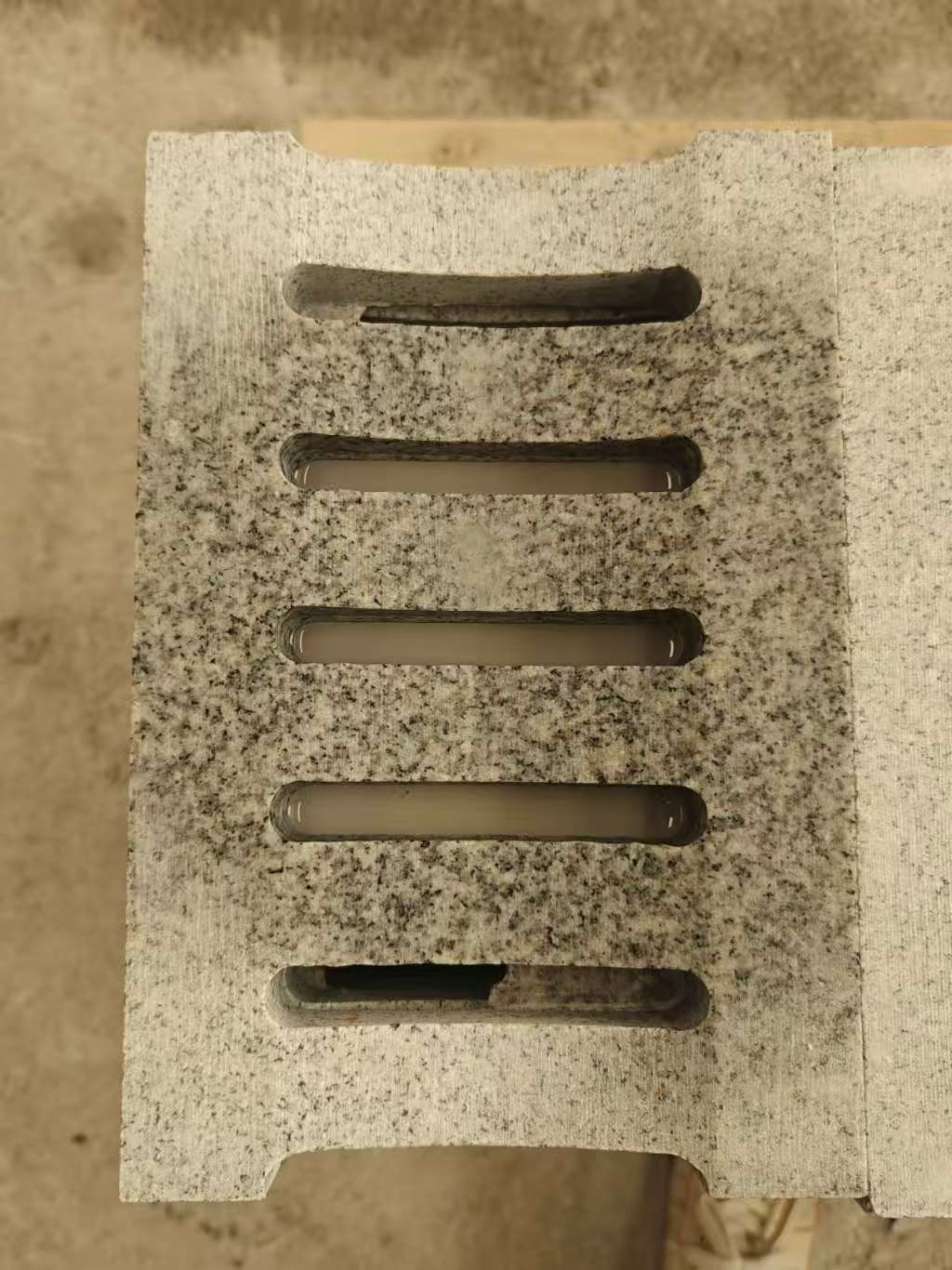 武汉 芝麻白拉丝面花岗岩U型开槽排水槽