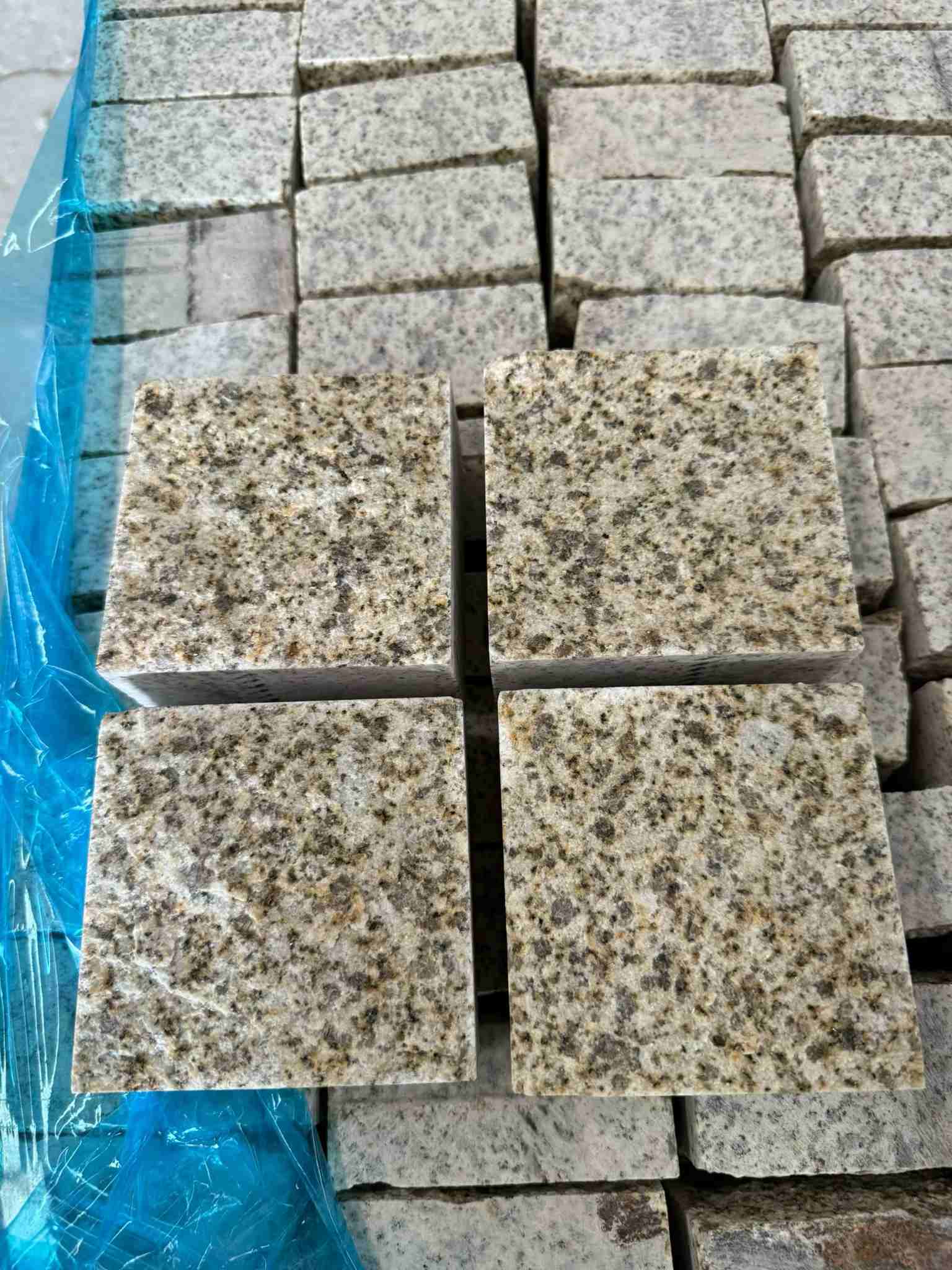 武汉 黄金麻花岗岩自然面小方块，弹石，马蹄石等