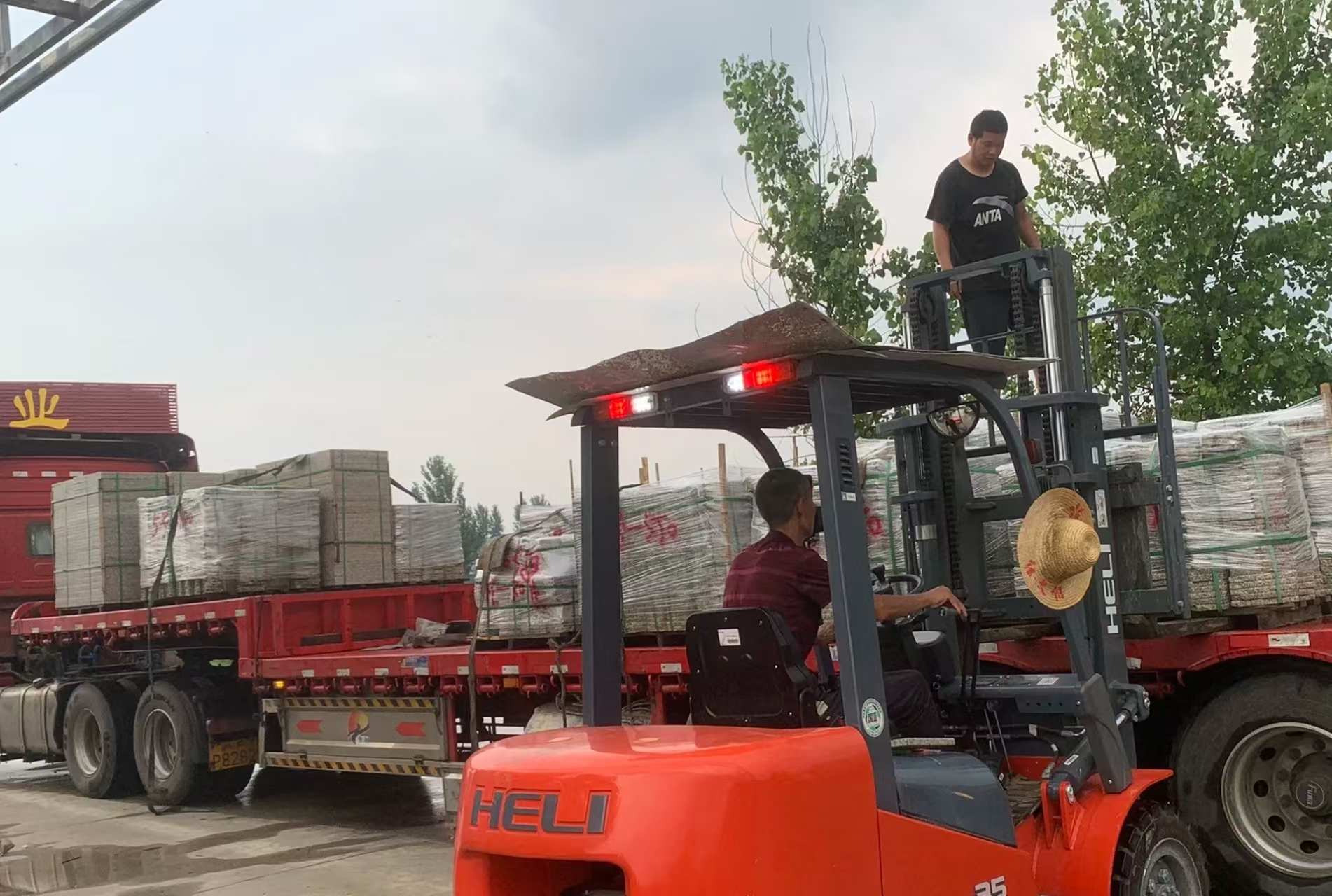 武汉 黄金麻冰裂纹，地铺石装车