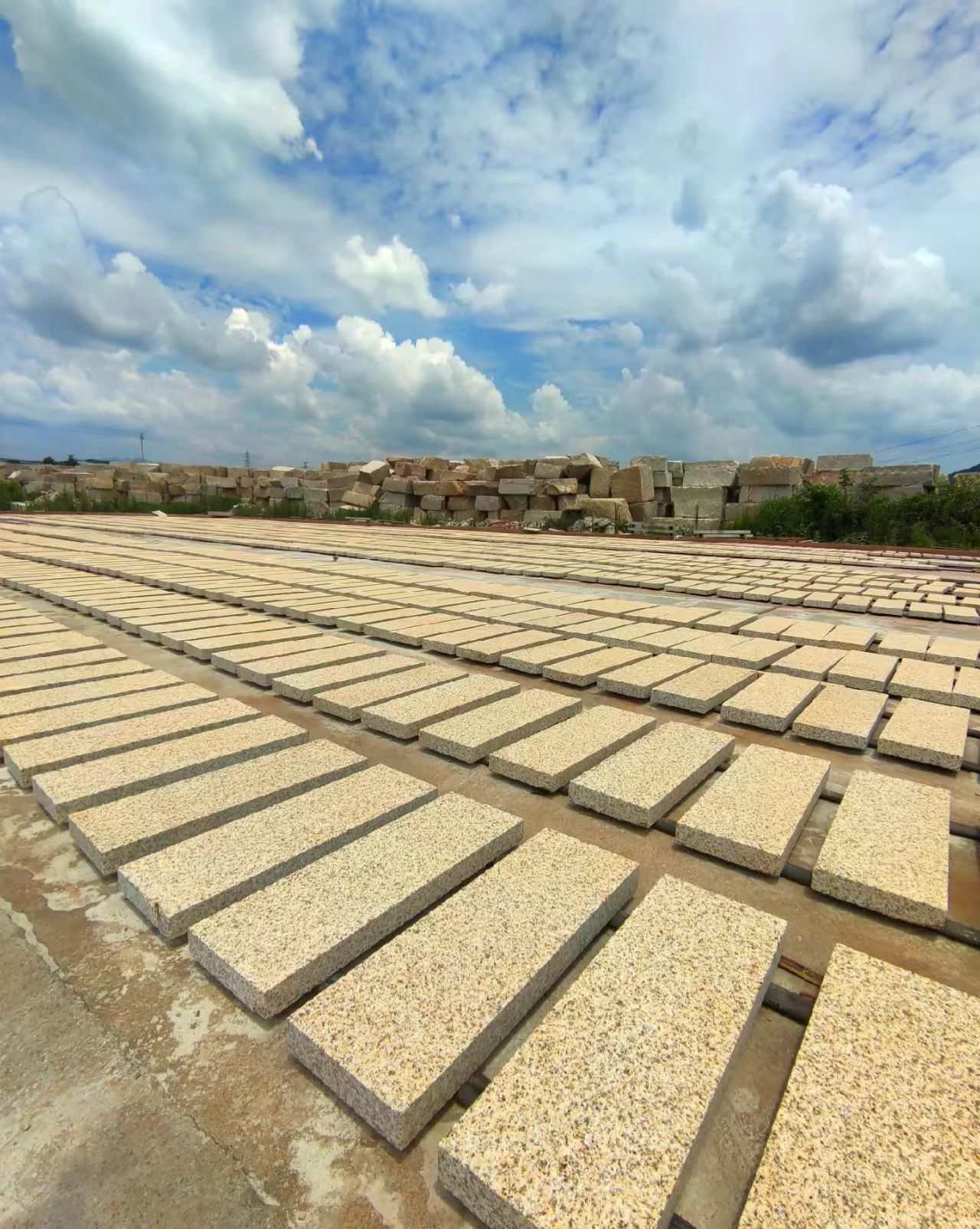 武汉 黄金麻花岗岩荔枝面地铺石防护中