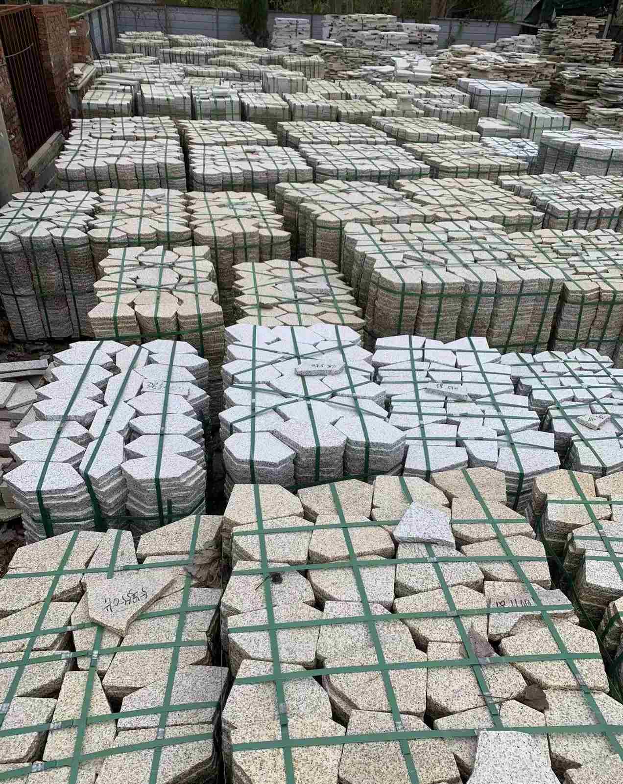 武汉 黄金麻白麻花岗岩荔枝面地铺石(冰裂纹)