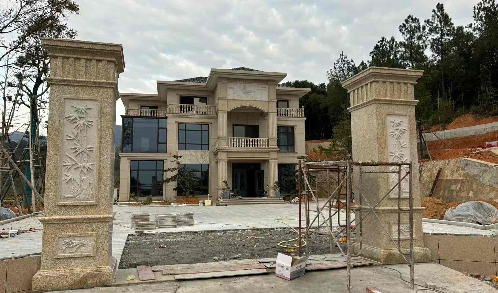 武汉 黄金麻花岗岩别墅雕花外墙干挂配上门口雕花罗马柱