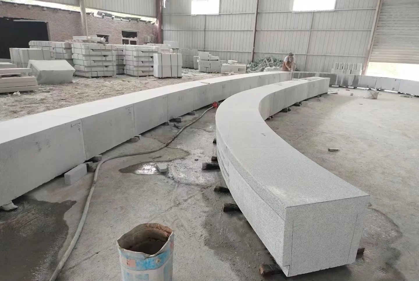 武汉芝麻白花岗岩石板材 园林光面弧形坐凳