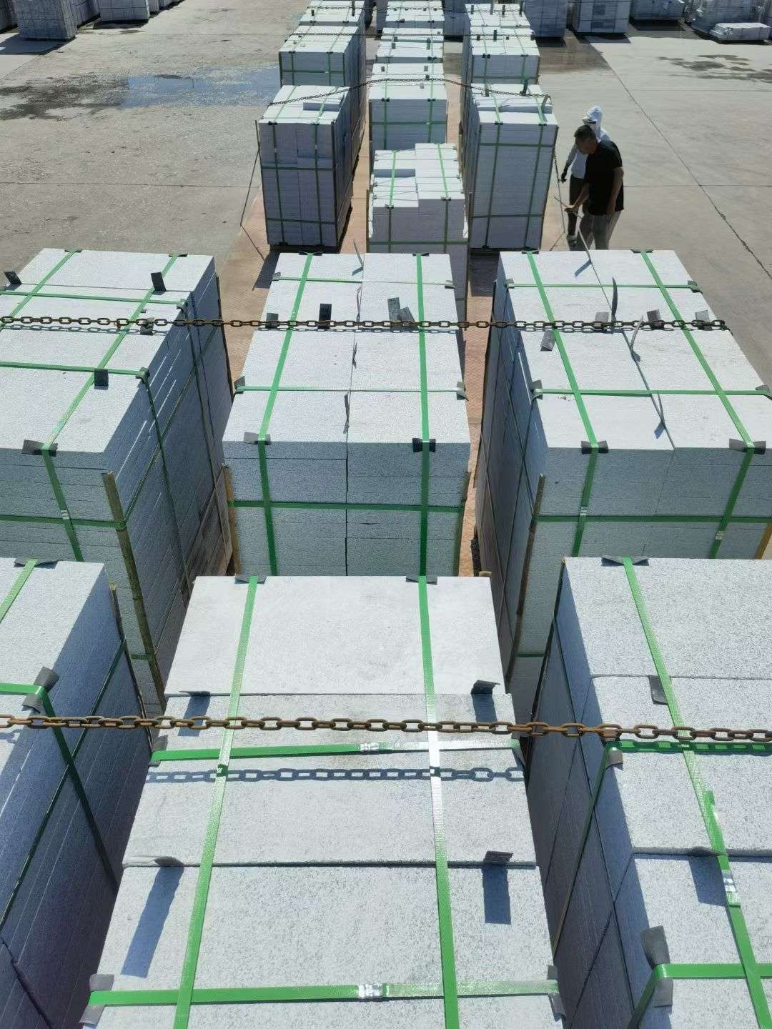 武汉 芝麻白花岗岩5公分地铺石 花岗岩厂家工厂装车日常